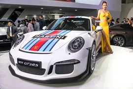 Ngắm siêu phẩm Porsche 911 GT3 RS giá 11,48 tỷ đồng bên "chân dài"
