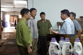 Hà Nội: Phát hiện xưởng sản xuất nước xả vải giả cực lớn