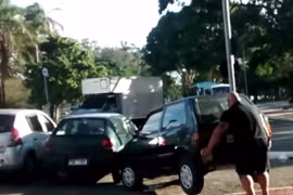 Sốc: Video "gã quái" Brazil xoay ô tô bằng cách... nhấc bổng