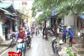 Lộn xộn chợ "cóc" đường Kẻ Vẽ phường Đông Ngạc