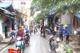 Lộn xộn chợ "cóc" đường Kẻ Vẽ phường Đông Ngạc