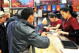 Giá vàng trong nước đi ngược chiều thế giới