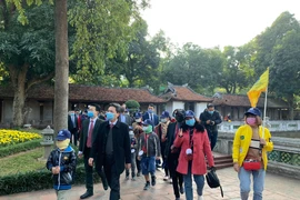 Hà Nội chào đón những du khách đầu tiên trong năm 2021