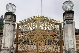 Yêu cầu kiểm tra việc lắp “cổng biệt thự” tại di tích đình Tây Đằng