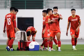 [ẢNH] ĐT Việt Nam mướt mồ hôi trong buổi tập đầu tiên ở UAE