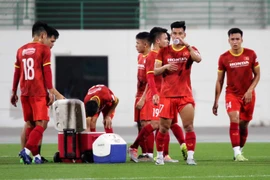 [ẢNH] ĐT Việt Nam mướt mồ hôi trong buổi tập đầu tiên ở UAE