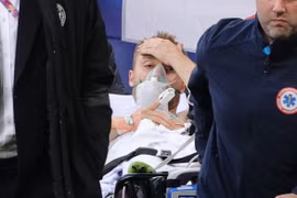 Eriksen qua cơn nguy kịch sau khi đột quỵ ngay trên sân