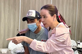 Nữ trưởng đoàn Thái Lan thuê chuyên cơ rước cúp vô địch