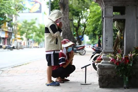 Văn Miếu Quốc Tử Giám: Biển “xuống ngựa” bị tưởng nhầm là miếu thiêng các sĩ tử thi nhau vái lạy 