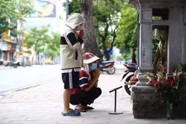 Văn Miếu Quốc Tử Giám: Biển “xuống ngựa” bị tưởng nhầm là miếu thiêng các sĩ tử thi nhau vái lạy 