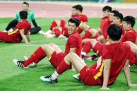 [ẢNH] Tuyển Việt Nam làm quen mặt sân 'may mắn', sẵn sàng đấu Oman