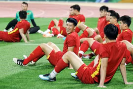 [ẢNH] Tuyển Việt Nam làm quen mặt sân 'may mắn', sẵn sàng đấu Oman