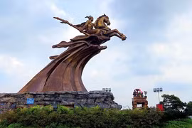 Sứ mệnh lịch sử oanh liệt và rạng rỡ của kinh đô 1010 năm tuổi (8): Trẩy hội Đền Sóc - về với cội nguồn