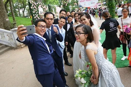 Xúc động đám cưới tập thể của 46 cặp đôi khuyết tật tại Hà Nội 