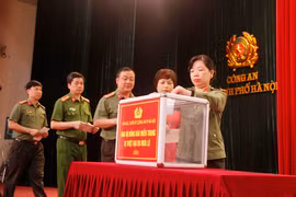 Đoàn công tác Công an Hà Nội lên đường trao quà hỗ trợ đồng bào 7 tỉnh miền Trung 