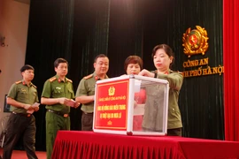 Đoàn công tác Công an Hà Nội lên đường trao quà hỗ trợ đồng bào 7 tỉnh miền Trung 