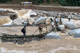 Công an gùi hàng, băng rừng vượt lũ tiếp tế lương thực tới địa bàn bị cô lập 
