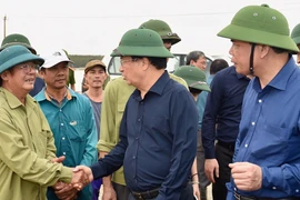 Tranh thủ từng giờ đến với bà con vùng lũ 