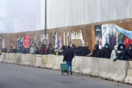 Người dân Italia xếp hàng dài chờ cứu trợ trước dịp Giáng sinh 