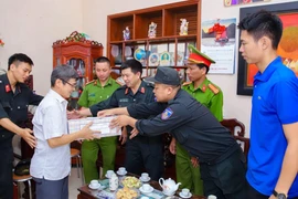 Trình Chủ tịch nước việc tặng quà Tết Tân Sửu năm 2021 cho người có công với cách mạng 