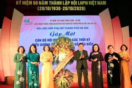 Biểu dương cán bộ hội và phụ nữ Thủ đô tiêu biểu