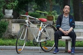 NSND Hoàng Dũng bị đau lưng thật sau khi diễn cảnh… đau lưng 