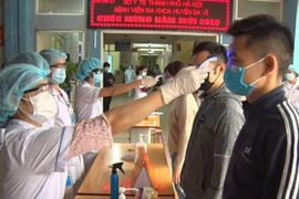 Các bệnh nhân tới khám bệnh ở bệnh viện đều phải kiểm tra thân nhiệt, khai báo y tế, đeo khẩu trang trước khi vào khám chữa bệnh để phòng tránh Covid-19