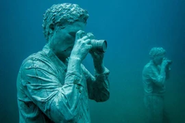 Tượng người như thật tại bảo tàng dưới nước đầu tiên ở Châu Âu