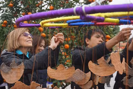 Khách nước ngoài thích thú xem dựng cây nêu ngày Tết