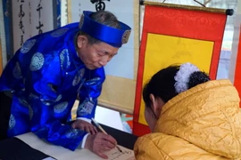 Người dân đến sớm xin chữ tại Văn Miếu – Quốc Tử Giám