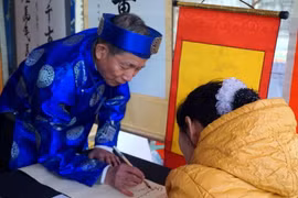 Người dân đến sớm xin chữ tại Văn Miếu – Quốc Tử Giám