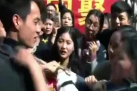 Xem cảnh đoàn tụ cảm động với gia đình sau 22 năm bị bắt cóc