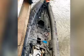 Tàu chở lính biệt kích Malaysia phát nổ