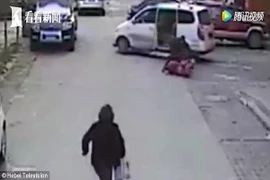 Video hai đối tượng táo tợn bắt cóc bé trai giữa ban ngày