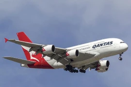 Hành khách mở cửa máy bay ở độ cao 12.000m