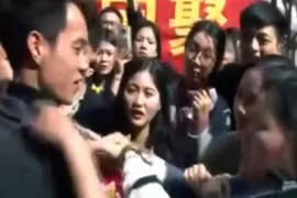 Xem cảnh đoàn tụ cảm động với gia đình sau 22 năm bị bắt cóc