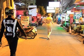 Du khách khỏa thân, cầm dao gây náo loạn Pattaya