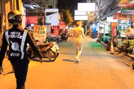 Du khách khỏa thân, cầm dao gây náo loạn Pattaya