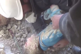 Video cứu sống bé gái Syria từ đống đổ nát