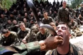 Video binh sĩ Mỹ uống máu rắn khi tập trận ở Thái Lan