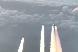 Chiến đấu cơ Đức áp sát máy bay chở hàng trăm khách mất liên lạc