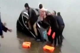Video ô tô chìm, ông bố hoảng hốt tung con lên bờ