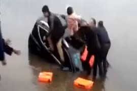 Video ô tô chìm, ông bố hoảng hốt tung con lên bờ