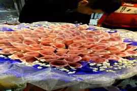 Tặng bó hoa tiền cho bạn gái