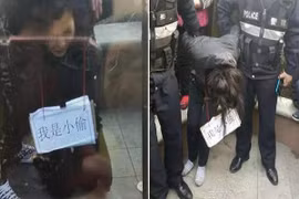 Ăn cắp xe, người phụ nữ bị bắt đeo biển "tôi là kẻ trộm" 