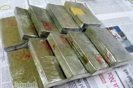 Bắt 3 đối tượng “ôm” hàng chục bánh heroin gần ngã tư Big C