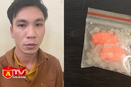 Giao nộp ma tuý cho lực lượng công an khi bị kiểm tra