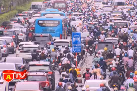 Sau 8 tháng thí điểm phân làn, tình hình giao thông đường Nguyễn Trãi vẫn lộn xộn