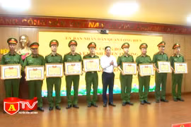Khen thưởng tập thể, cá nhân điều tra, phá án nhanh vụ giết người ở Long Biên