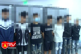 Ném vỏ chai bia vào người đi đường để gây sự